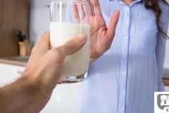 牛奶喝多了会怎么样？过量饮用牛奶的健康风险与建议