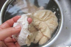肥肠怎么洗不臭又干净?高效清洗肥肠的步骤与技巧