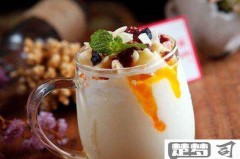 酸奶喝多了会怎么样？过量饮用酸奶的健康影响与建议