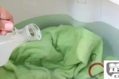衣服染色怎么洗掉妙招？白醋、小苏打、漂白剂哪种更有效？