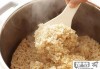 电饭锅怎么煮糙米饭？水米比例、浸泡时间与煮制技巧全解析