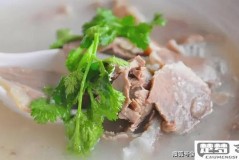 羊肉汤怎么做好喝又香？揭秘专业炖汤技巧与配料搭配