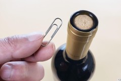 红酒没有开瓶器怎么开？5种实用方法帮你解决难题