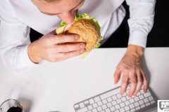 总觉得饿是怎么回事？可能的原因及科学调节方法