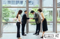 新人进群怎么打招呼才能显得有礼貌且得体？