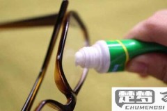 眼镜片磨花了怎么修复？家庭和专业修复方法全解析