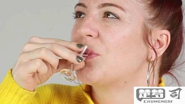 喝酒脸发白怎么回事？原因与预防方法全解析