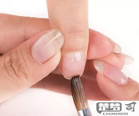 指甲太薄太软怎么办？自然增厚和强化指甲的有效方法