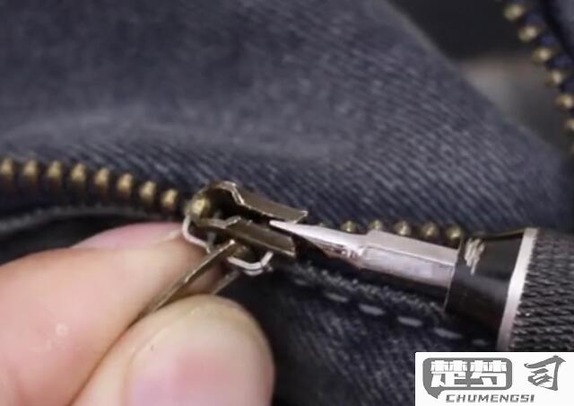 拉链头掉了怎么装回去？详细步骤与工具指南