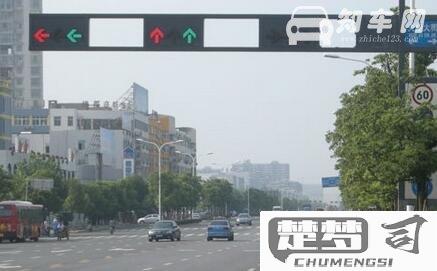 十字路口怎么看红绿灯？掌握这些要点安全通行